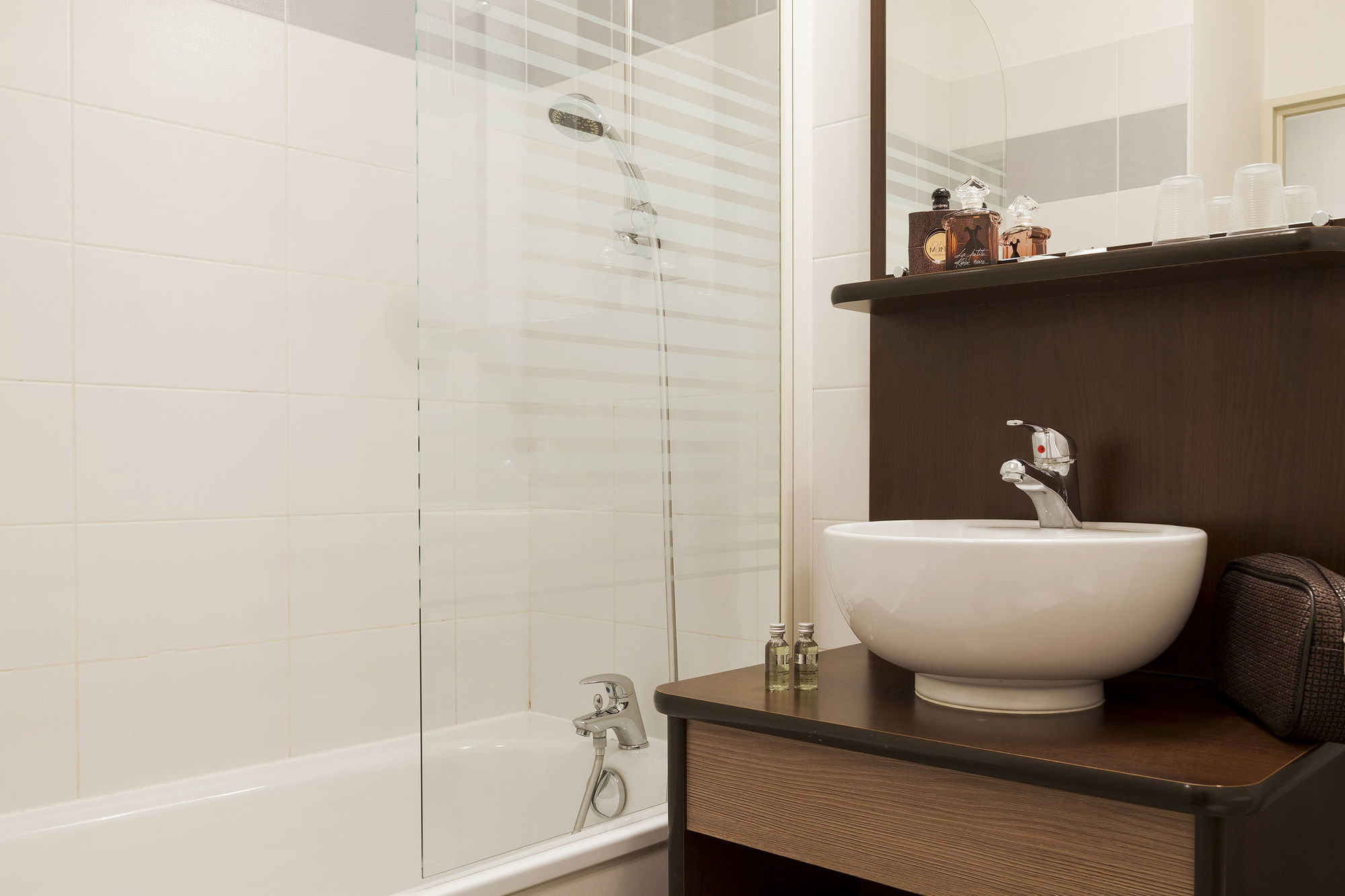 Comfort Suites Le-Port-Marly Paris Ouest Le Port-Marly Rum bild
