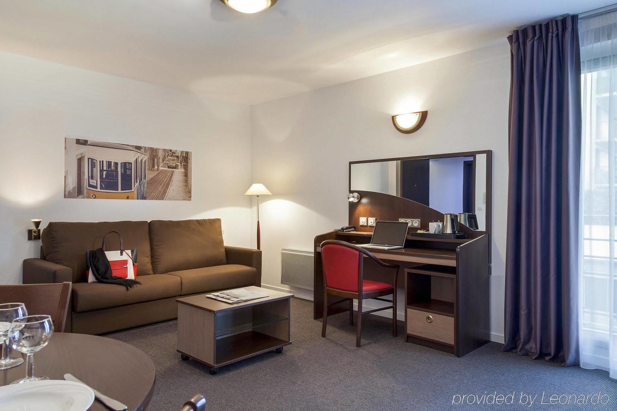 Comfort Suites Le-Port-Marly Paris Ouest Le Port-Marly Exteriör bild