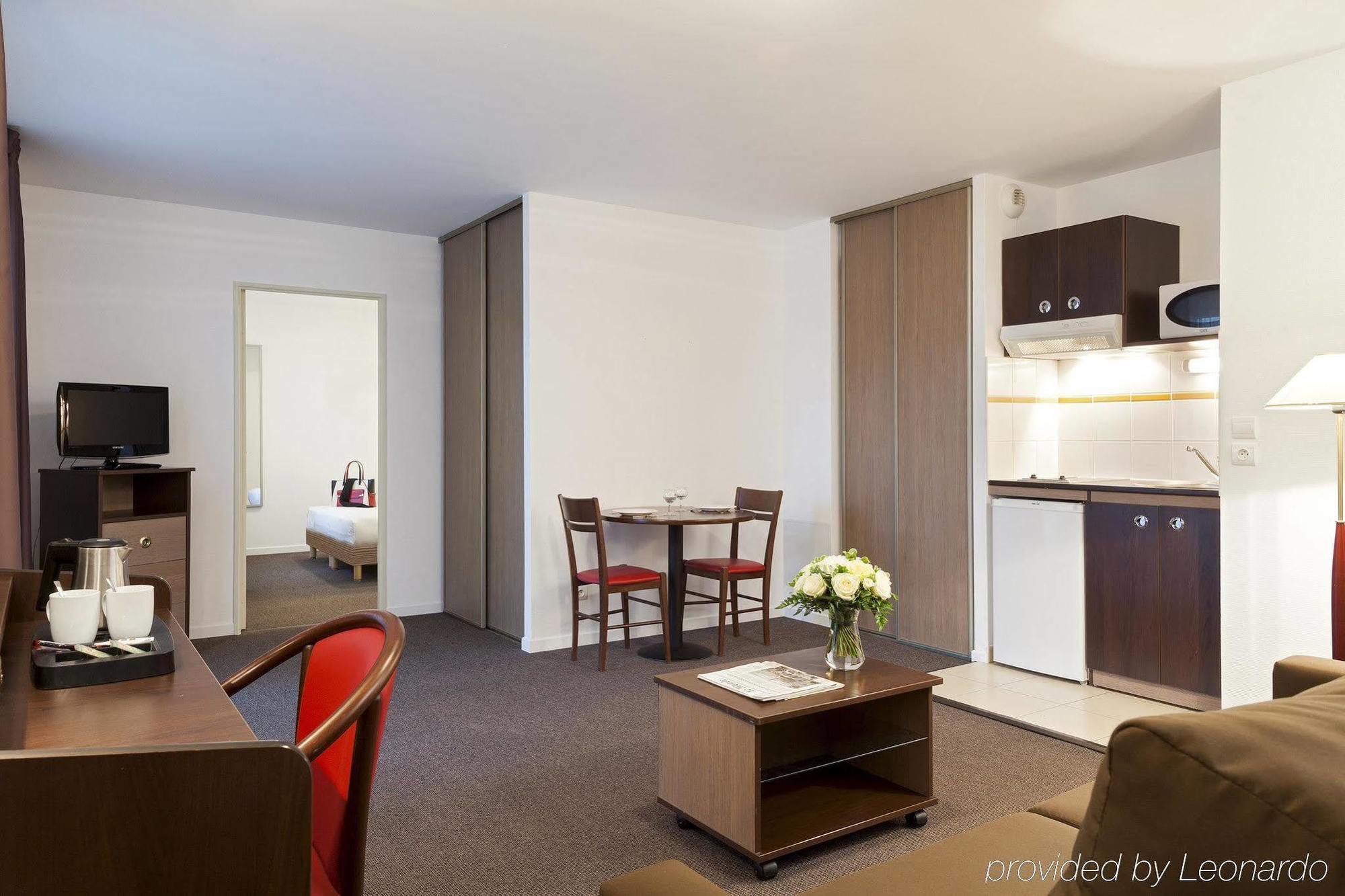 Comfort Suites Le-Port-Marly Paris Ouest Le Port-Marly Exteriör bild