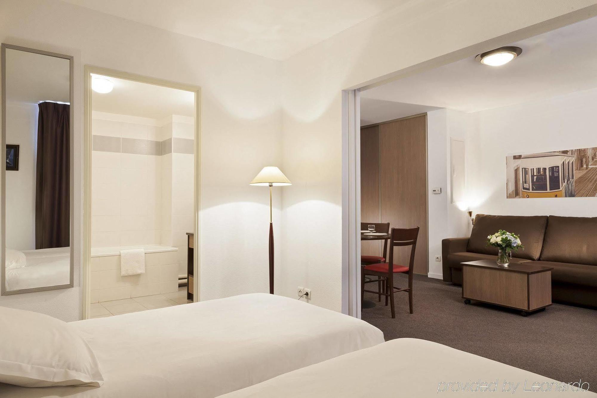 Comfort Suites Le-Port-Marly Paris Ouest Le Port-Marly Exteriör bild
