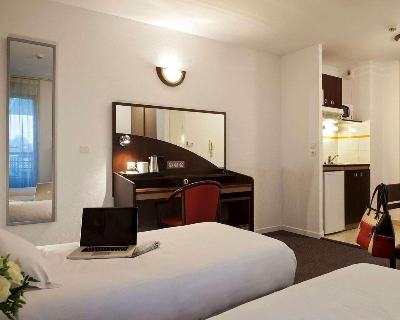 Comfort Suites Le-Port-Marly Paris Ouest Le Port-Marly Exteriör bild