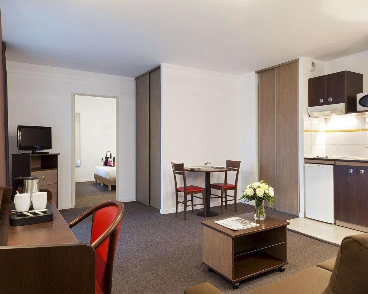 Comfort Suites Le-Port-Marly Paris Ouest Le Port-Marly Exteriör bild