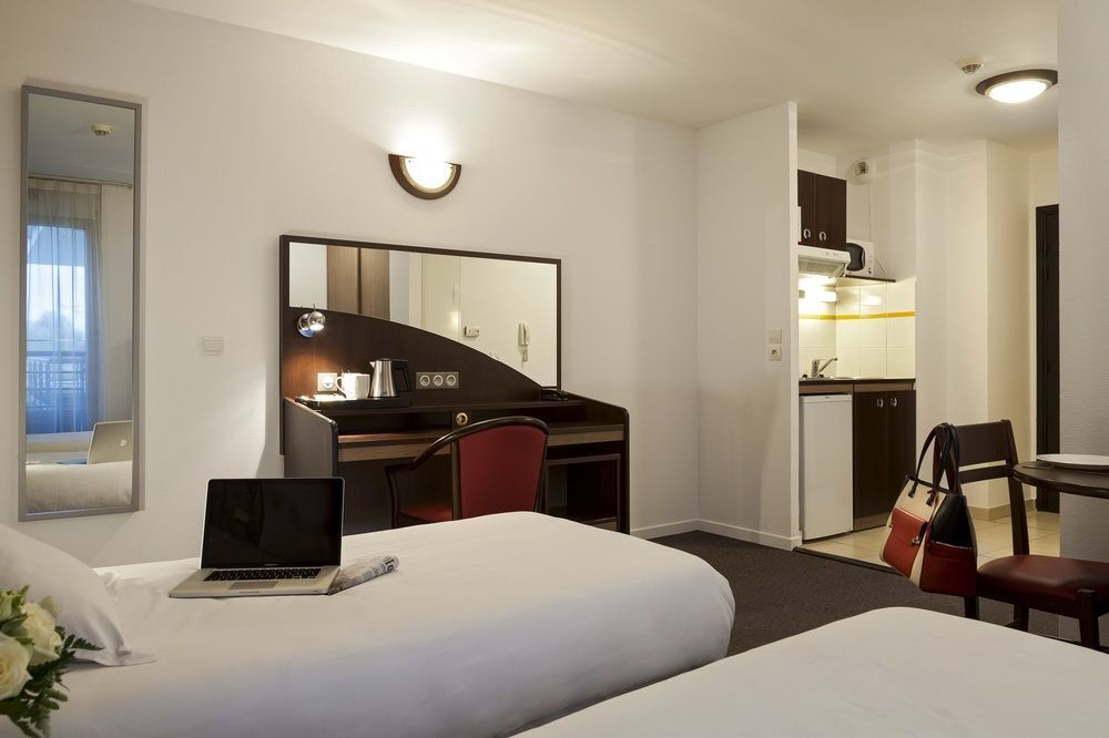 Comfort Suites Le-Port-Marly Paris Ouest Le Port-Marly Exteriör bild