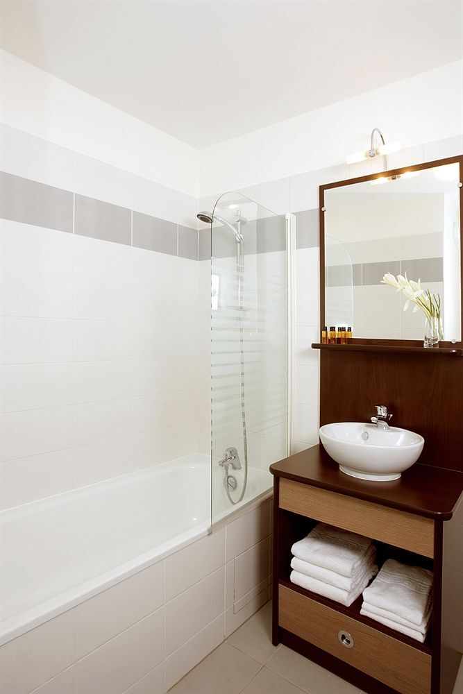 Comfort Suites Le-Port-Marly Paris Ouest Le Port-Marly Exteriör bild
